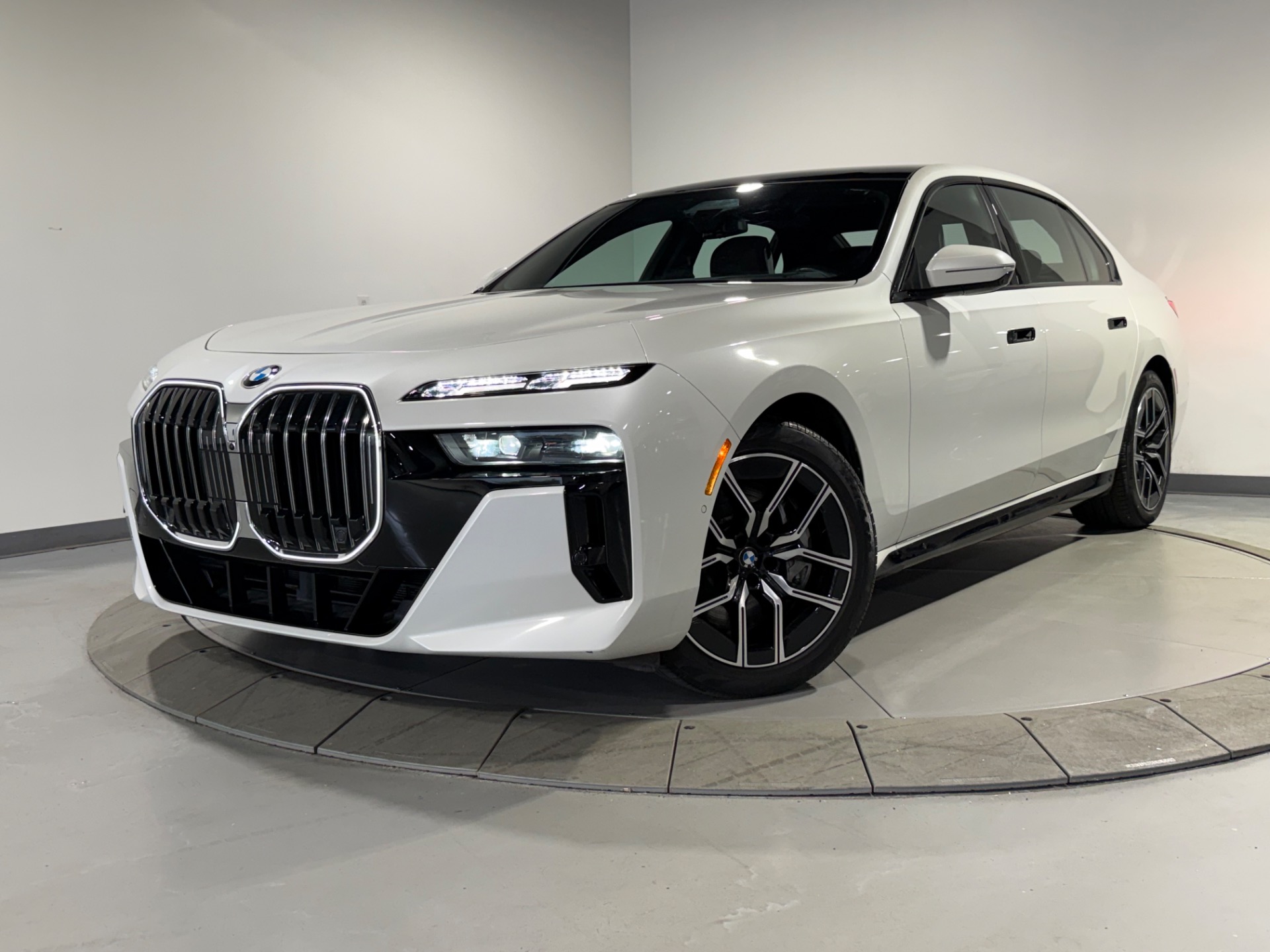 Mineral White Metallic 2023 BMW 7 Series Sedan All-Wheel Drive 8-Speed Automatic