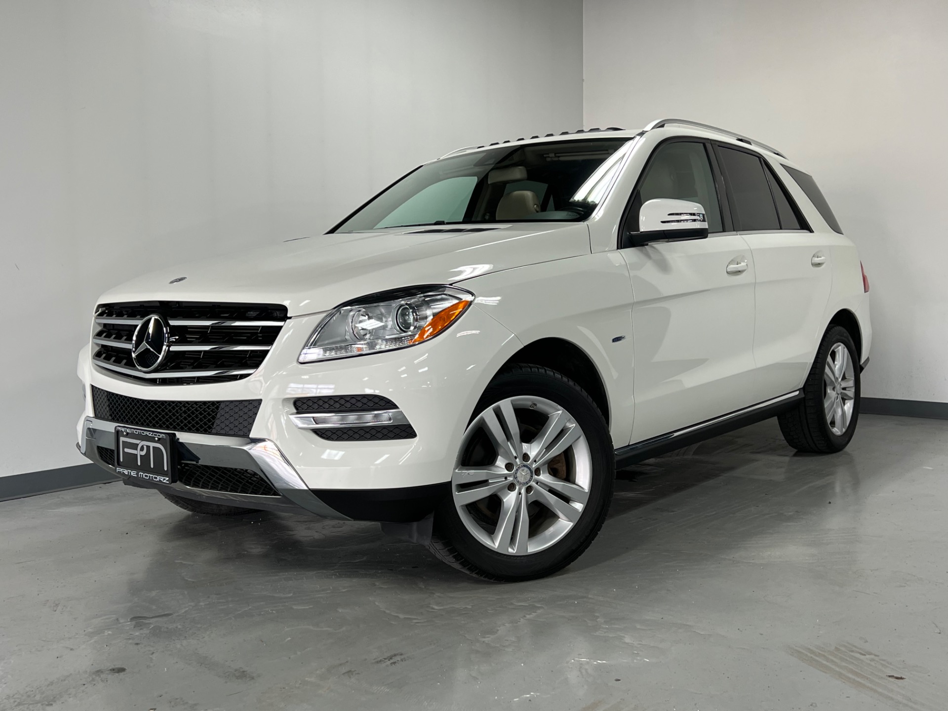 Mercedes-Benz ML 350 電動乗用車 ホワイト Used 2012 Arctic White Mercedes-Benz M-Class ML 350 4MATIC