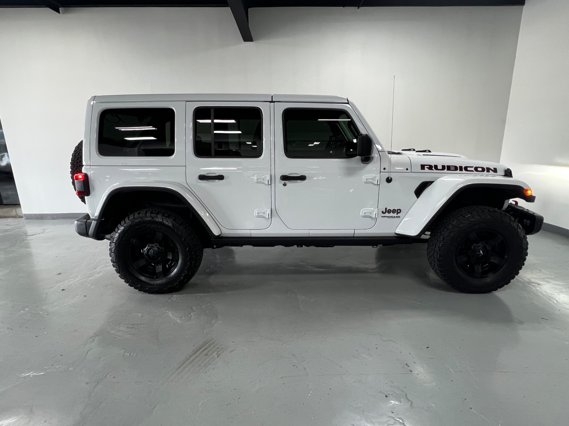 Used 2019 Bright White Clear Coat Jeep Wrangler Unlimited RUBICON