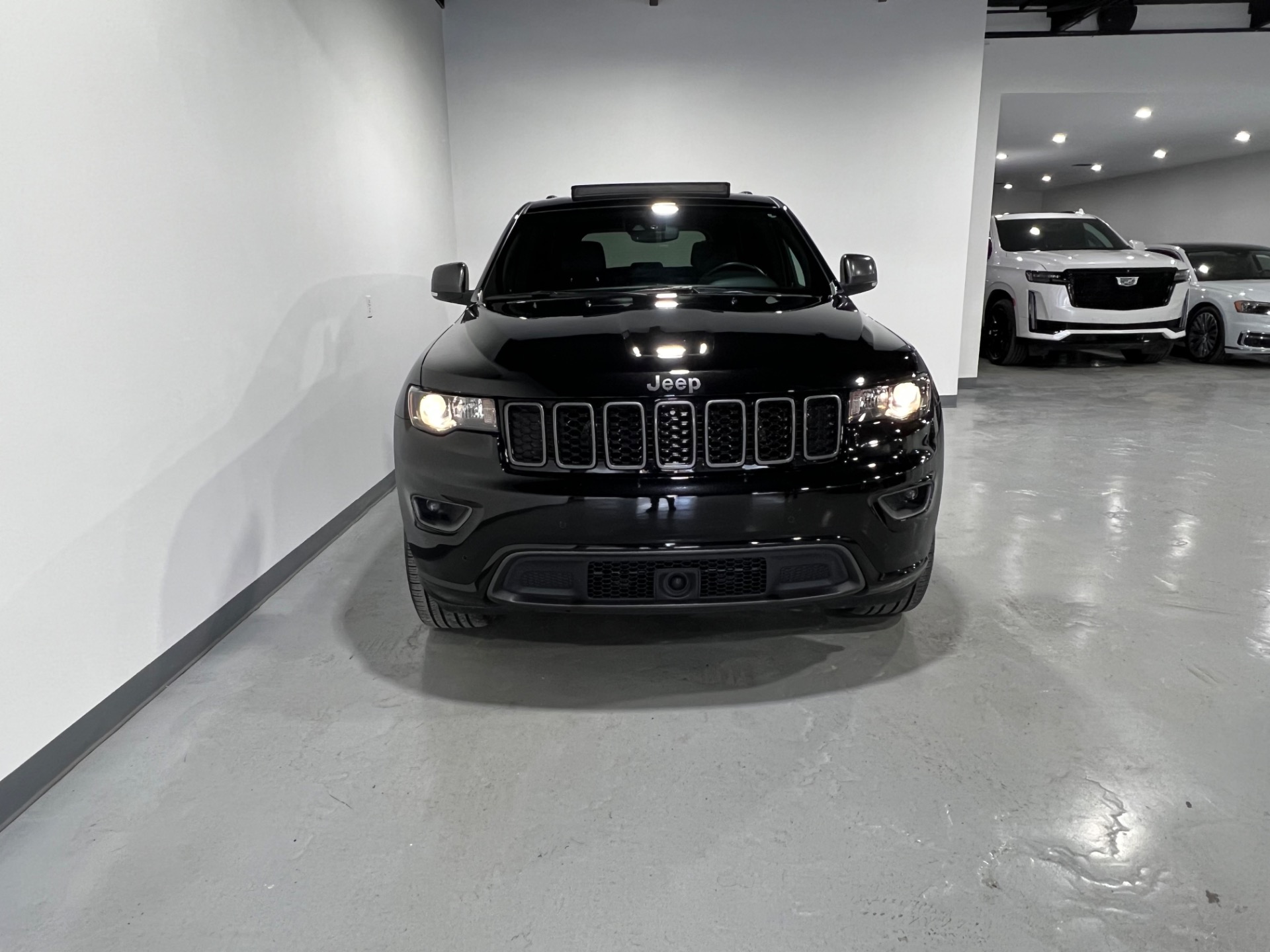 【tsutsuji 】JEEP × Black by VANQUISH 2018 Jeep Wrangler with 17x9 -12 Fuel Covert and 37/12.5R17