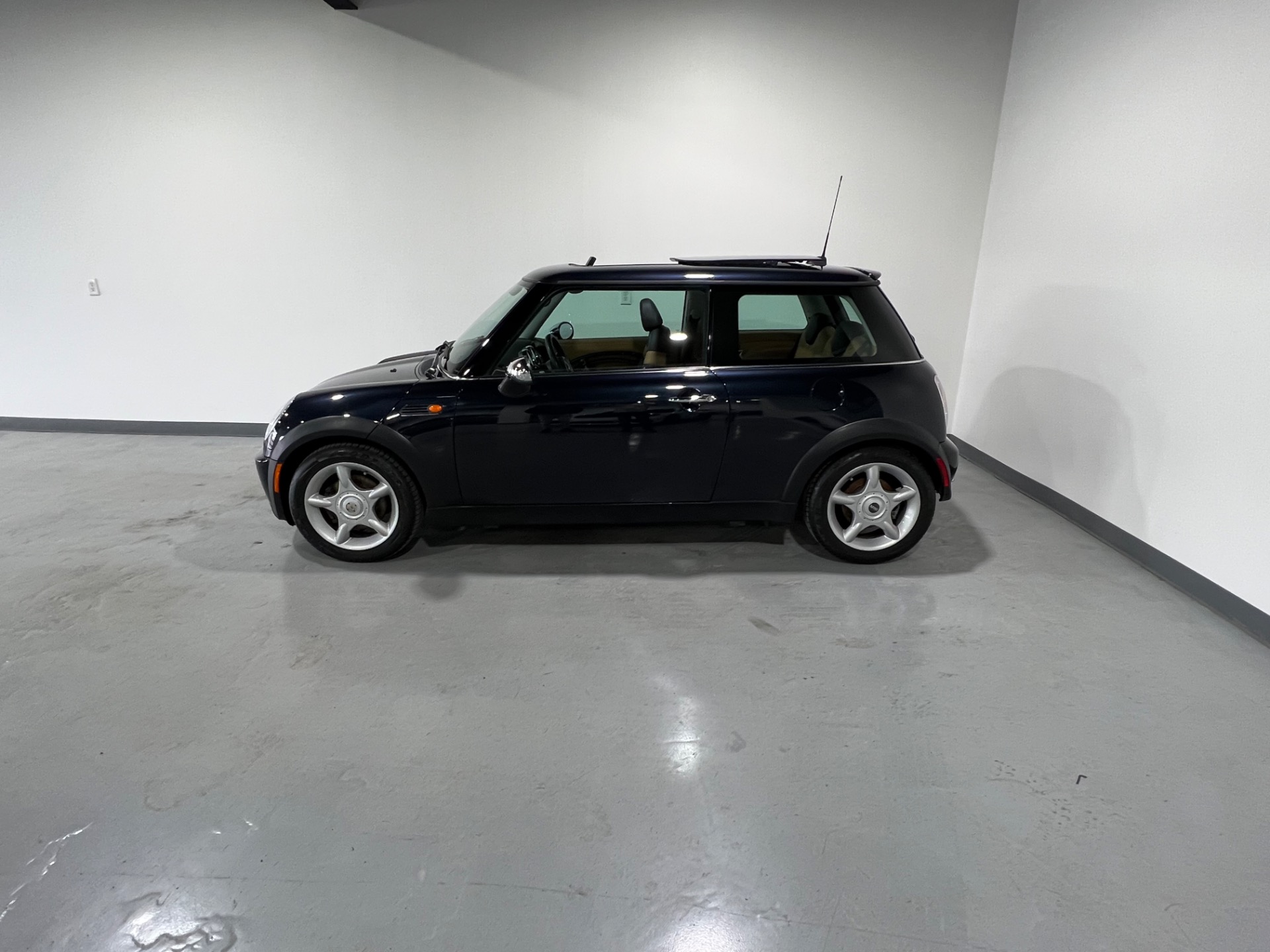 pod mini 黒/black ブラック　x2 Used 2005 Astro Black Metallic MINI Cooper Sport 2dr hardtop fwd