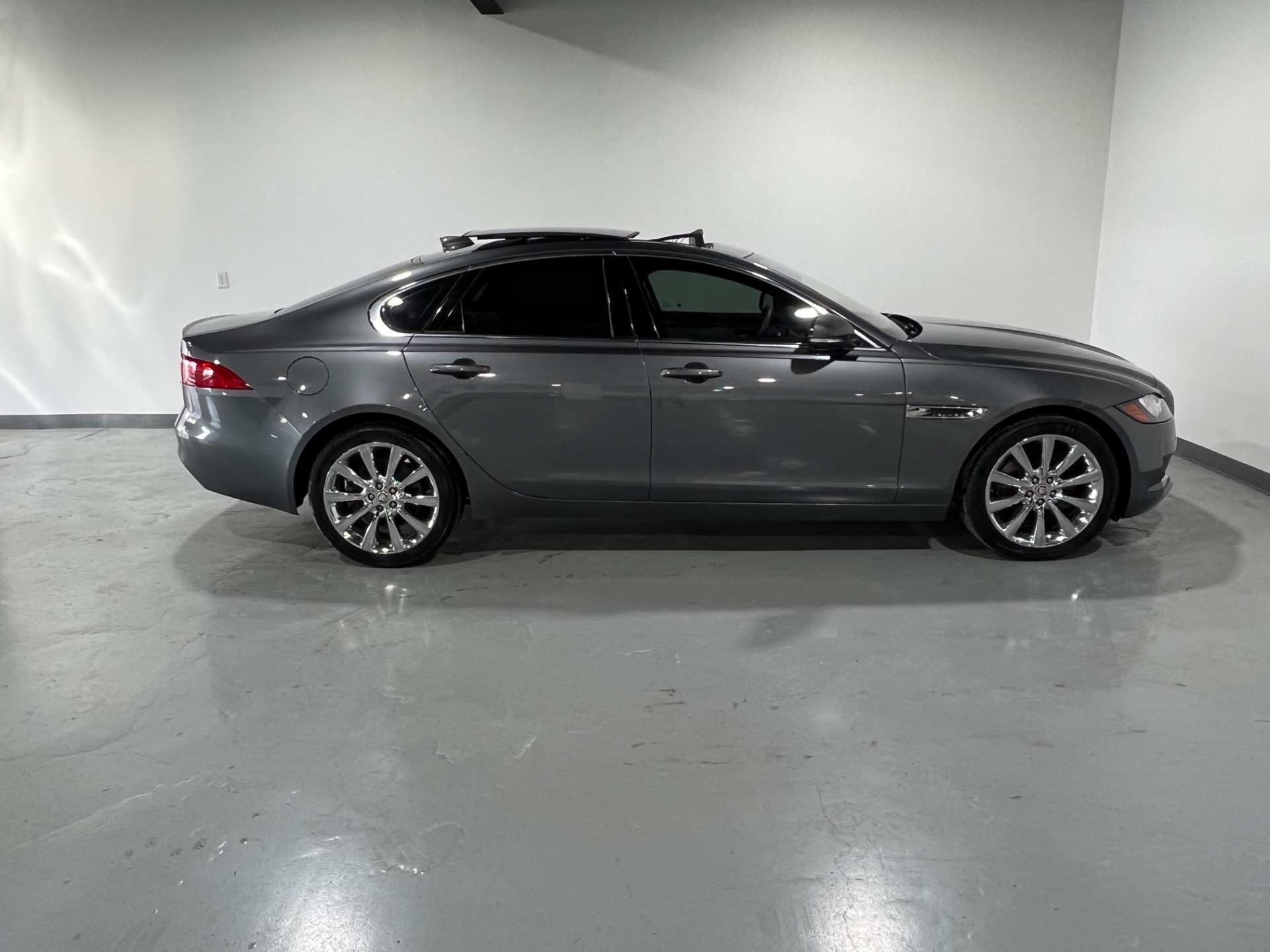 フュージョン純正　ユーログレー Used 2017 Rhodium Silver Metallic Jaguar XF 35t premium 35t
