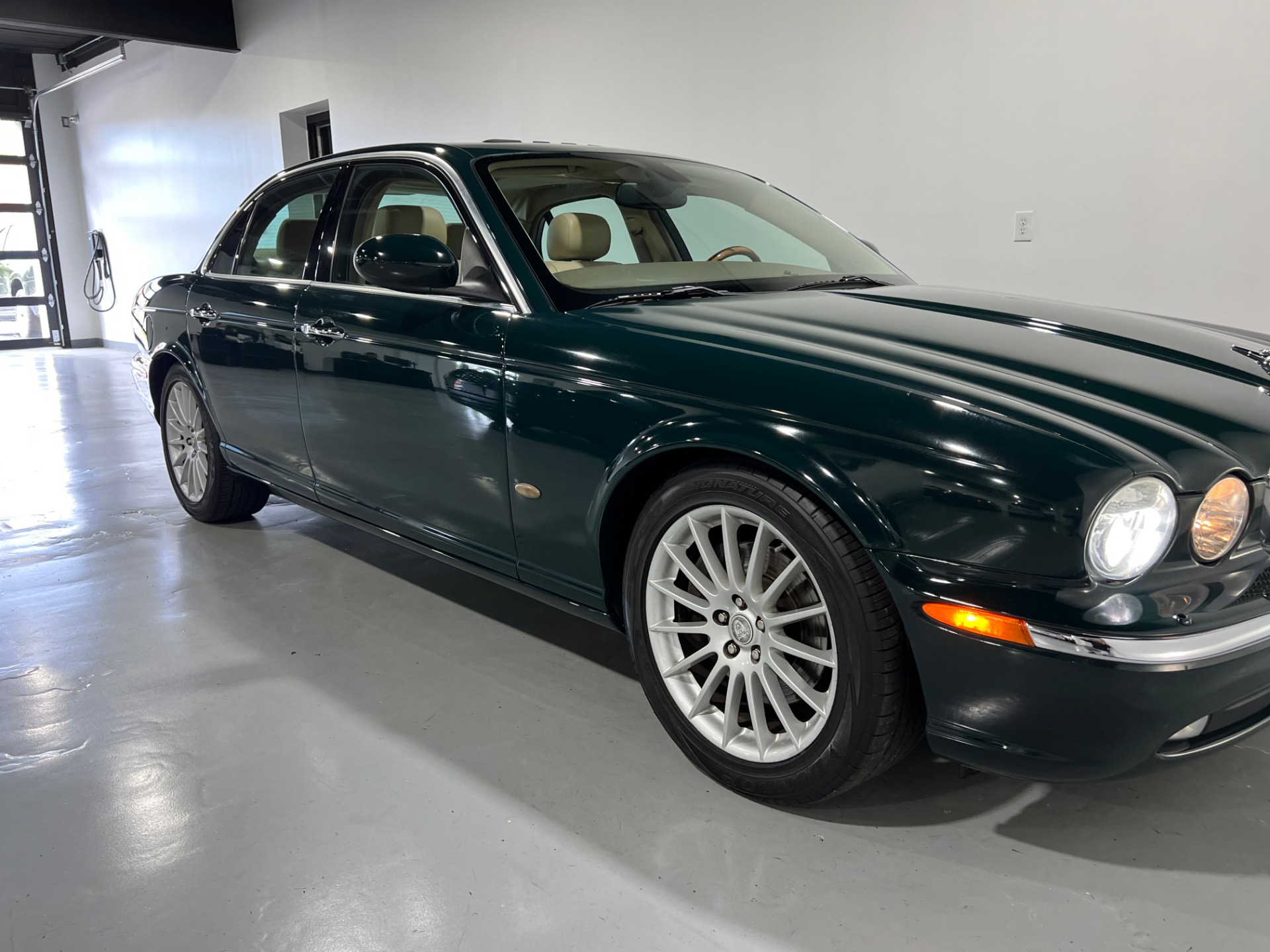 JAGUAR SPORTS グリーン バイザー Jaguar XJ Sport 3.0 litre Jaguar Racing Green from Highstone