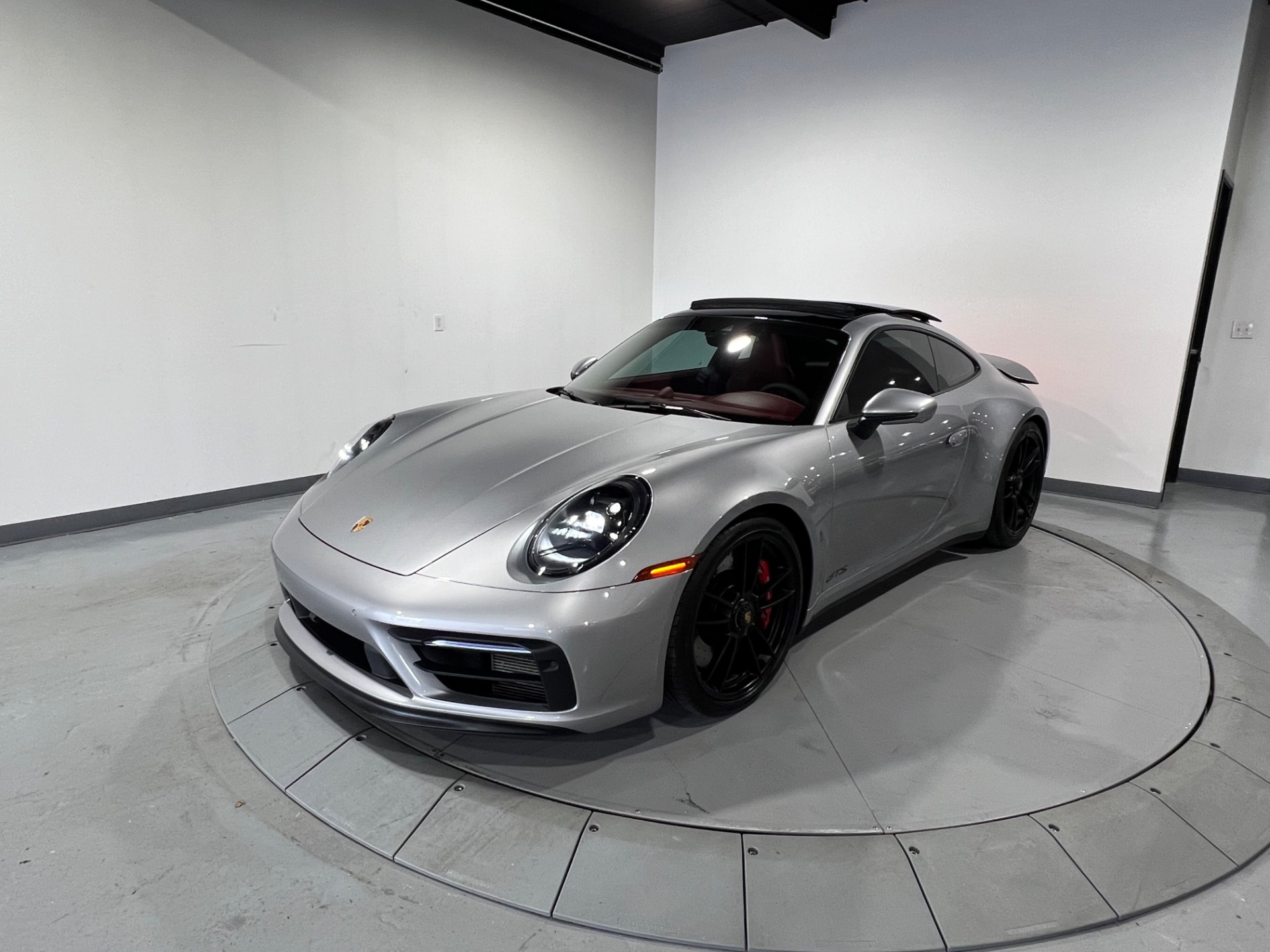 ミニカー Porsche 911 Carrera 4 GTS 2021 Silver Minichamps 1:43 Porsche 911 (992) Carrera 4 GTS 2021 silver