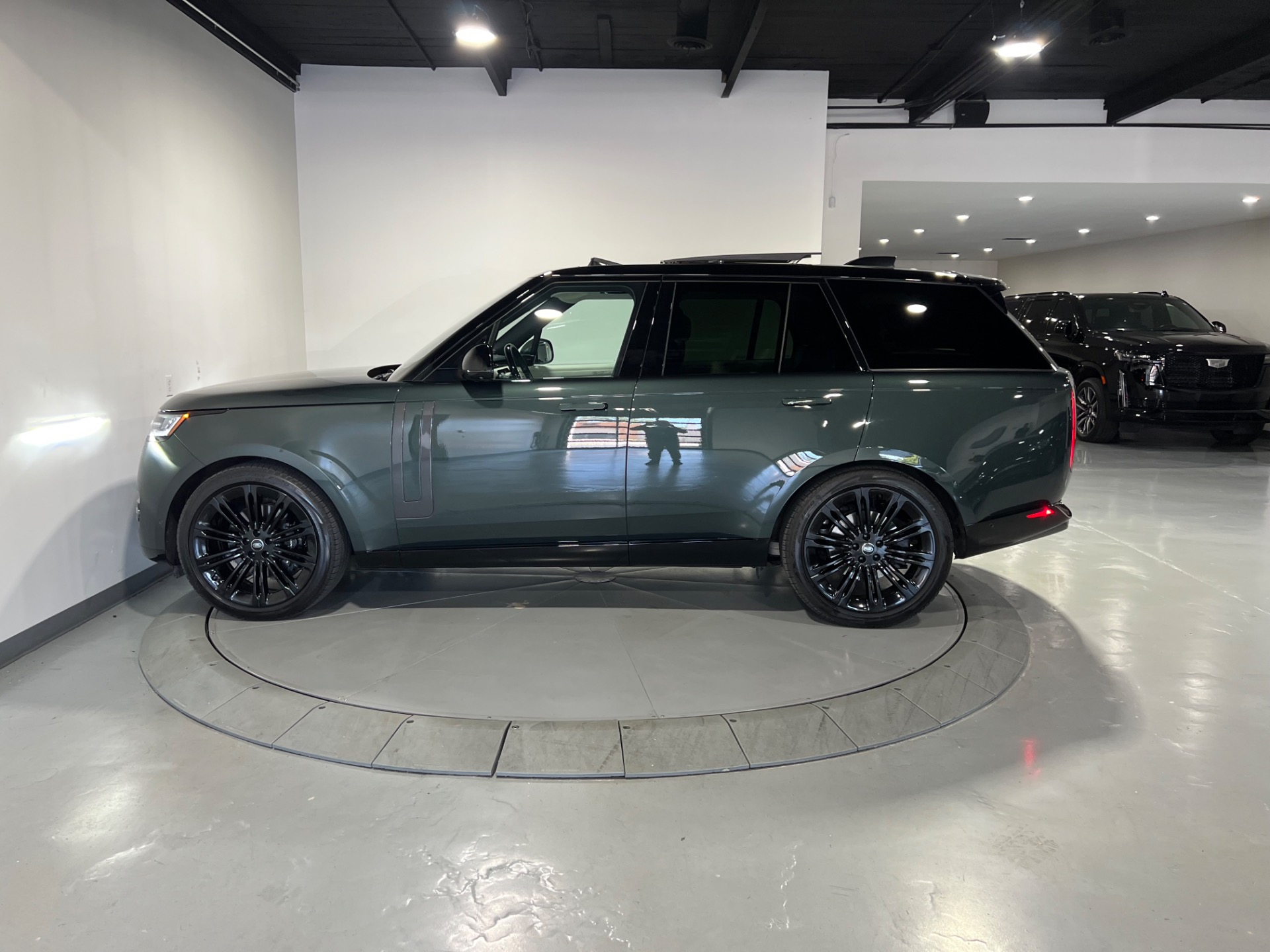 used-2023-belgravia-green-metallic-land-rover-range-rover-p400-se-4dr