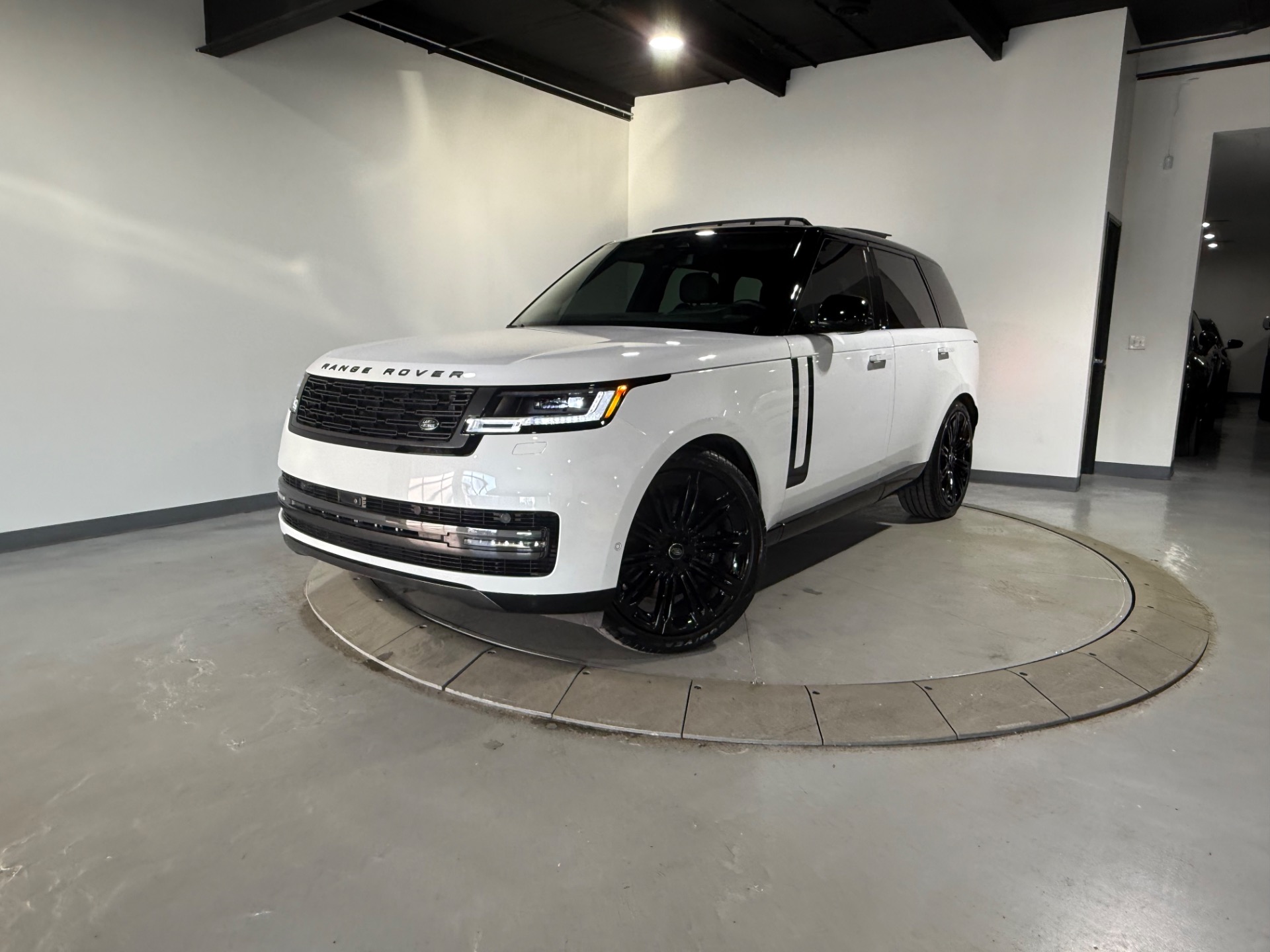 Pearl Range Rover Used 2024 Ostuni Pearl White Metallic Land Rover Range Rover P530 SE ...