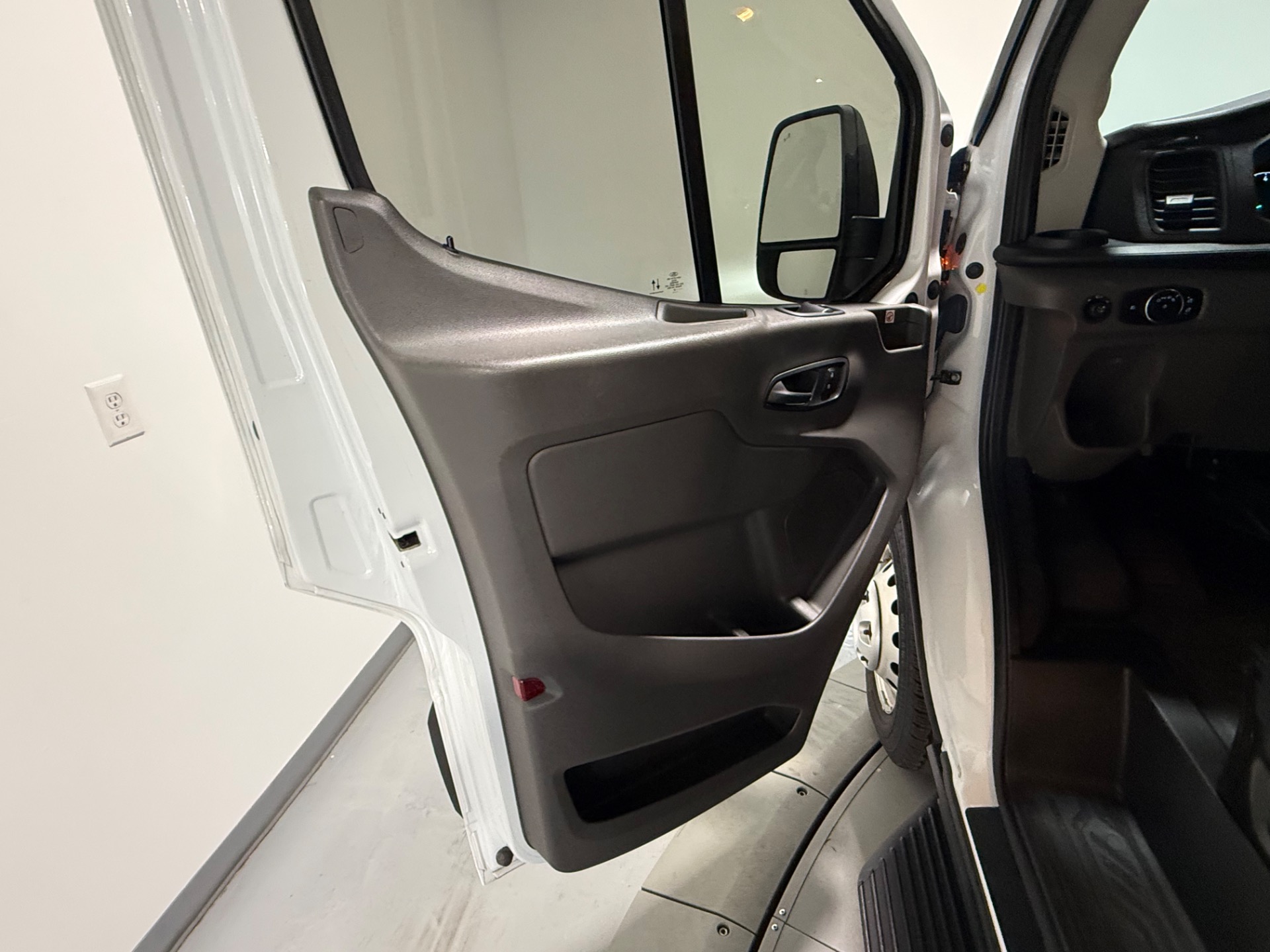2020 Ford Transit Passenger Van XL - Photo 16