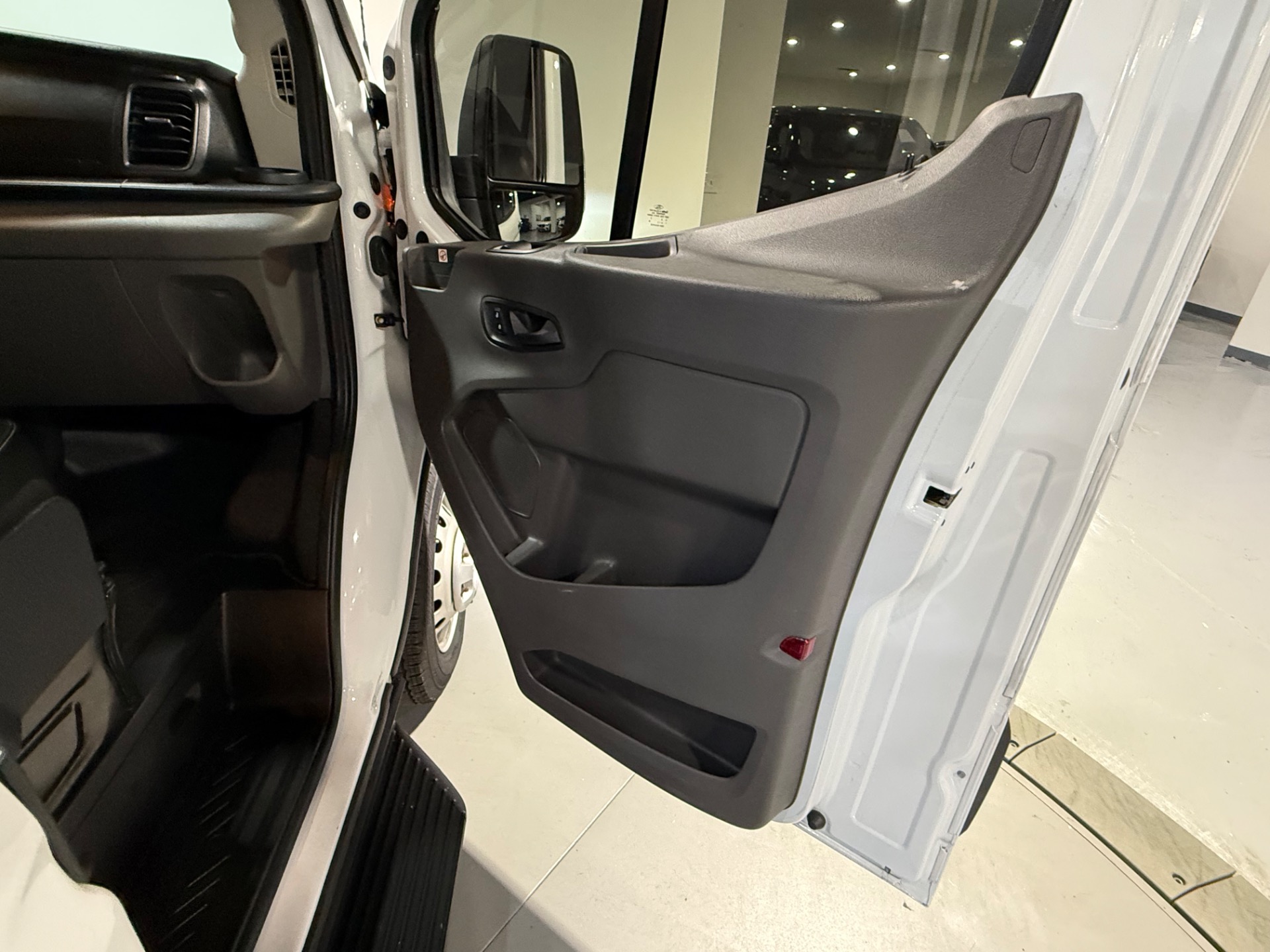 2020 Ford Transit Passenger Van XL - Photo 29