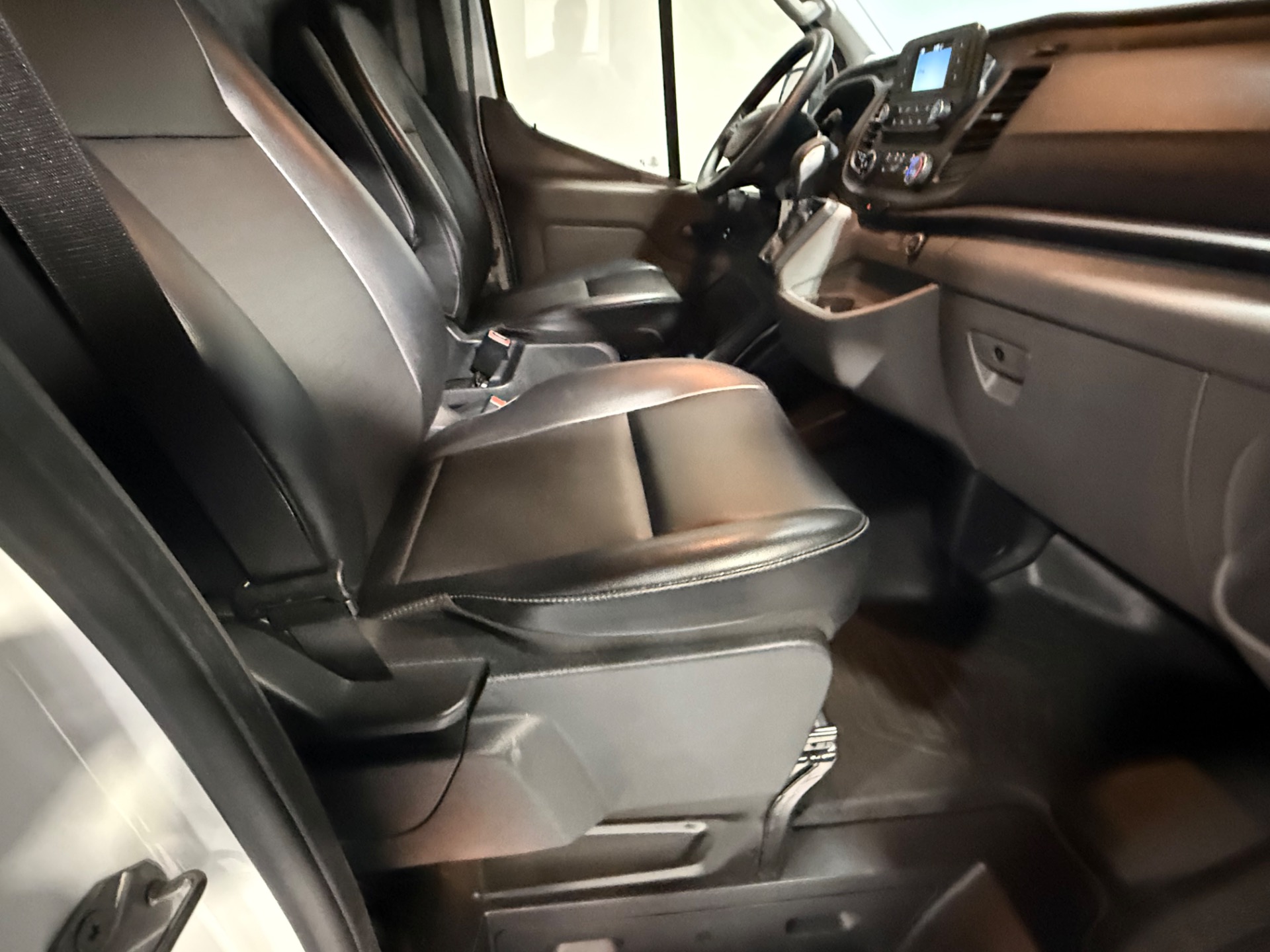 2020 Ford Transit Passenger Van XL - Photo 31