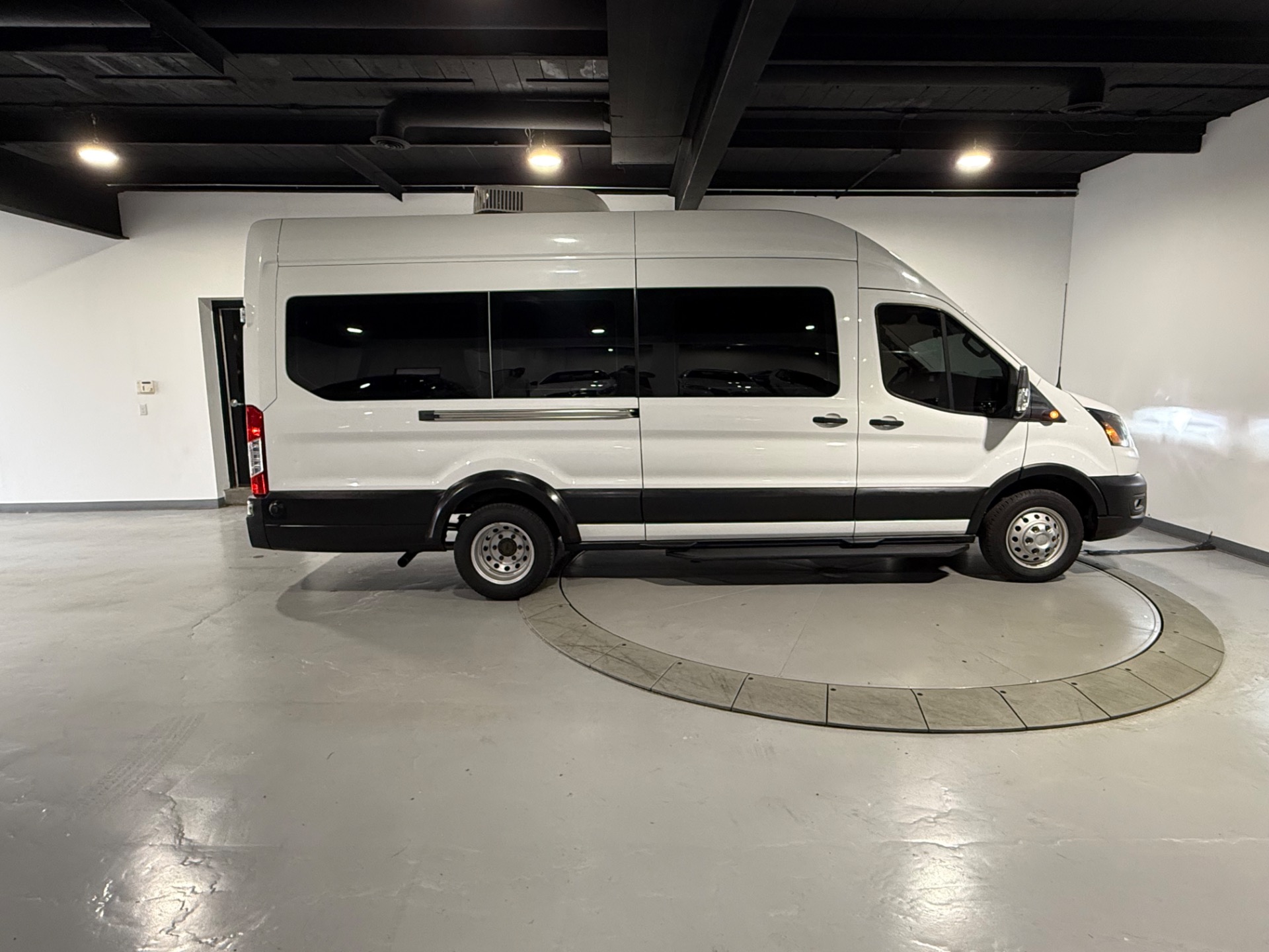 2020 Ford Transit Passenger Van XL - Photo 6